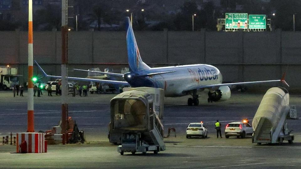 Det fly fra selskabet FlyDubai, der var på vej til Tel Aviv men blev omdirigeret til Saudi-Arabien efter et angreb på piloten, er fotograferet ved den senere ankomst til Ben Gurion-lufthavnen udenfor Tel Aviv i Israel 30. september.