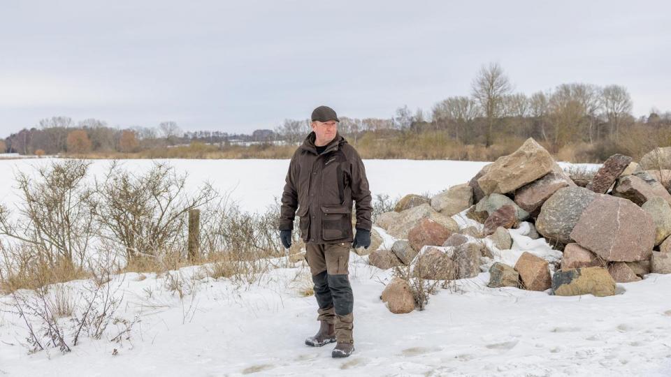 Landmand Benjamin B. Christensen ejer Pollerup Hovgård på Møn, hvor han driver et økologisk landbrug med 200 malkekøer. Bedriften består af 377 hektar jord, hvoraf de 55 hektar er kulstofrige lavbundsjorde. Han er med i et projekt faciliteret af Arla og Lidl, der undersøger, hvordan udtagning af lavbundsjorde kan skabe både CO2-reduktioner og øget biodiversitet.