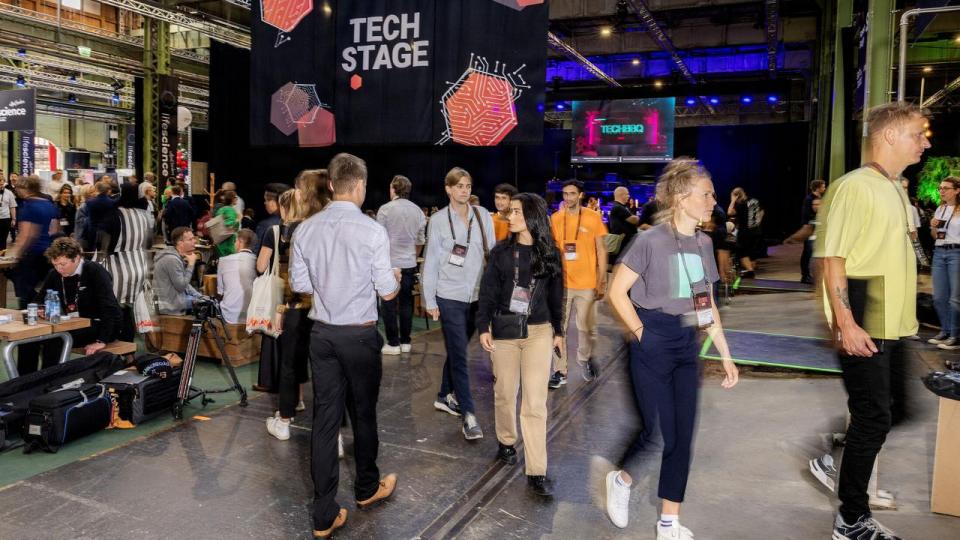 Ifølge kronikkens afsendere bør virksomheder, der arbejder med teknologiudvikling, tage et reelt ledelsesansvar for diversitet. Her ses billeder fra Techbbq 2023, et af Nordens største events for tech og startups.