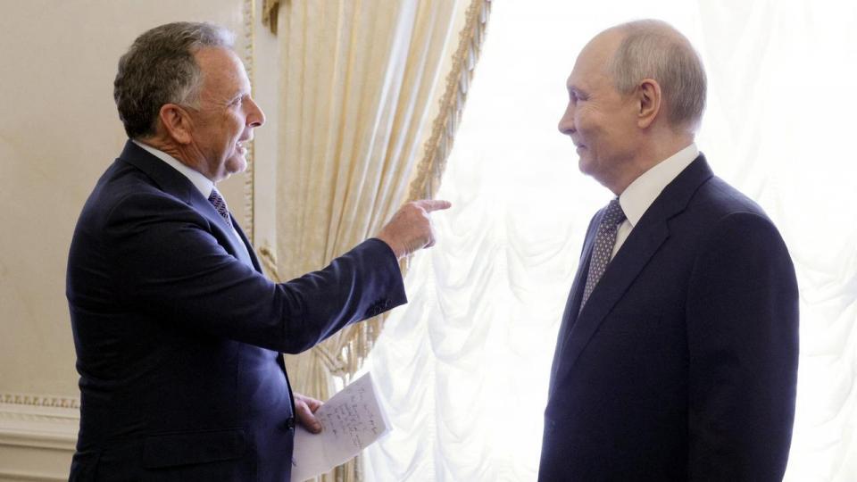 Ruslands præsident Vladimir Putin mødtes med USA's særlige udsending Steve Witkoff i Saint Petersburg. Efter mødet har Trump optrådt langt mere aggressivt over for Ukraine.