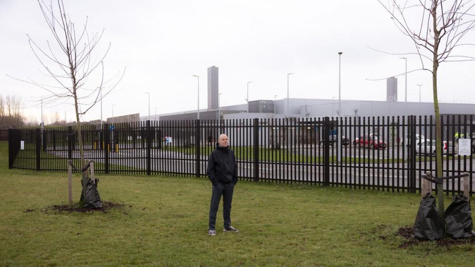 Hertil, men ikke længere. Sikkerhed er afgørende for et datacenter, og derfor er Microsofts danske centre omringet af høje hegn. Kun meget få må komme inden for, forklarer driftschef Nicolai Gravers uden for selskabets nye datacenter i Høje Taastrup.