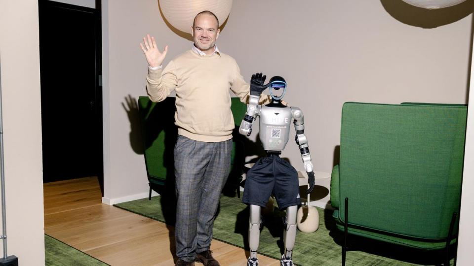 Sammen med sin kone, Charlotte Sand, er Jakob Sand blevet importør af humanoide robotter fra den kinesiske virksomhed Unitree Robotics. Sammen med ham står robotten af modellen G1, der koster 200.000 kr.