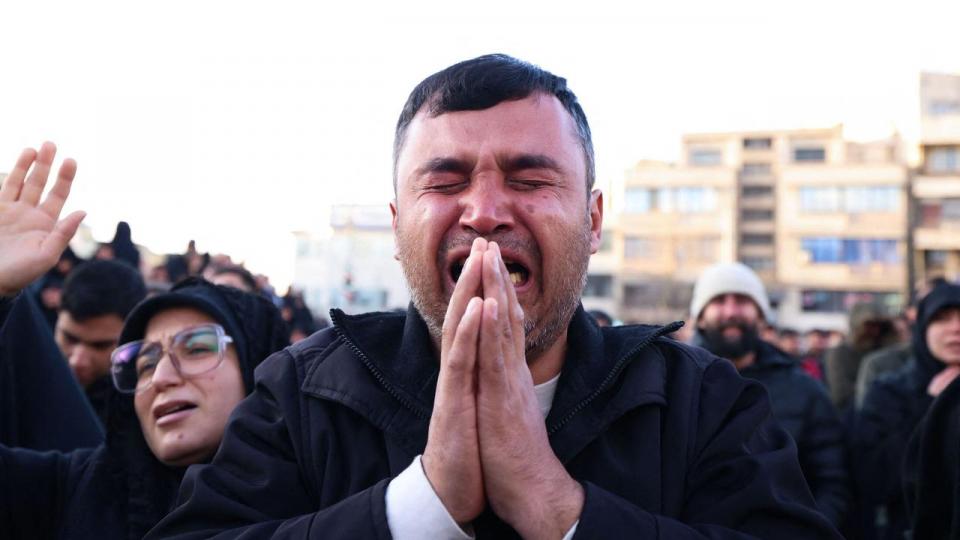 Tusindvis af iranere er søndag troppet op for at sørge over drabet på ayatollah Khamenei i det centrale Teheran.