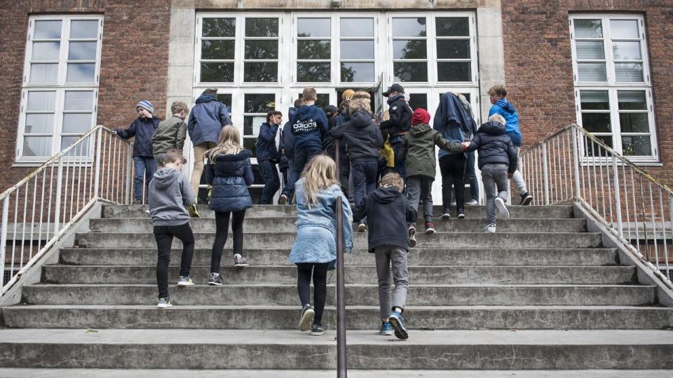 Skoleelever på vej til time efter frikvarter