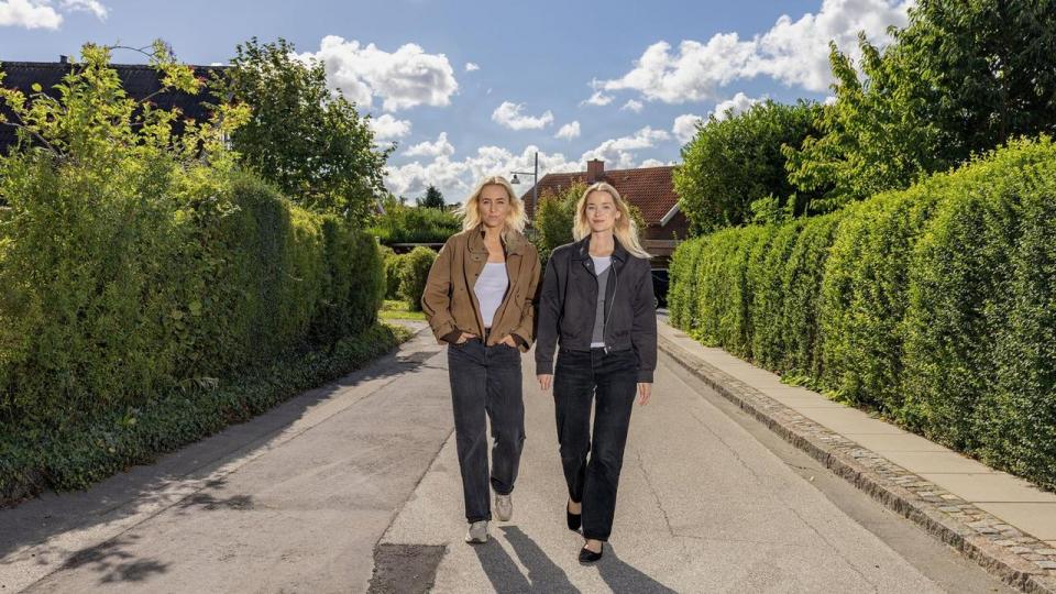 Boligøkonom Mira Lie Nielsen (t.v.) og journalist Katrine Søndermark (t.h.) er taget til Glostrup for at se på huse, villaveje og boligdrømme på Vestegnen.