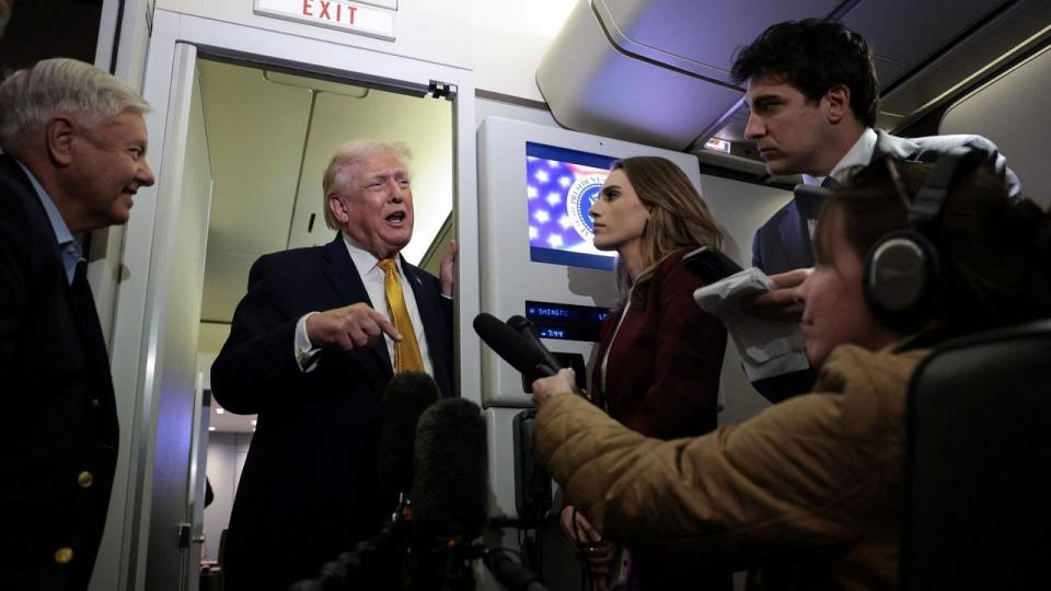 Ombord på Air Force One sendte Donald Trump markante advarsler til flere lande – også Grønland og Danmark.