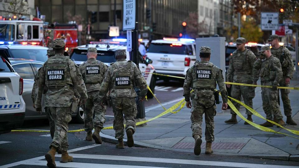To soldater fra USA's nationalgarde er i kritisk tilstand, efter at de blev skudt nær Det Hvide Hus onsdag. Den mistænkte er en mand fra Afghanistan, siger Donald Trump. 