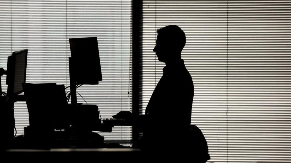Debatten om AI og arbejdsmarkedet svinger mellem panik og afvisning. Virkeligheden i danske virksomheder er mere nuanceret og langt mere interessant.