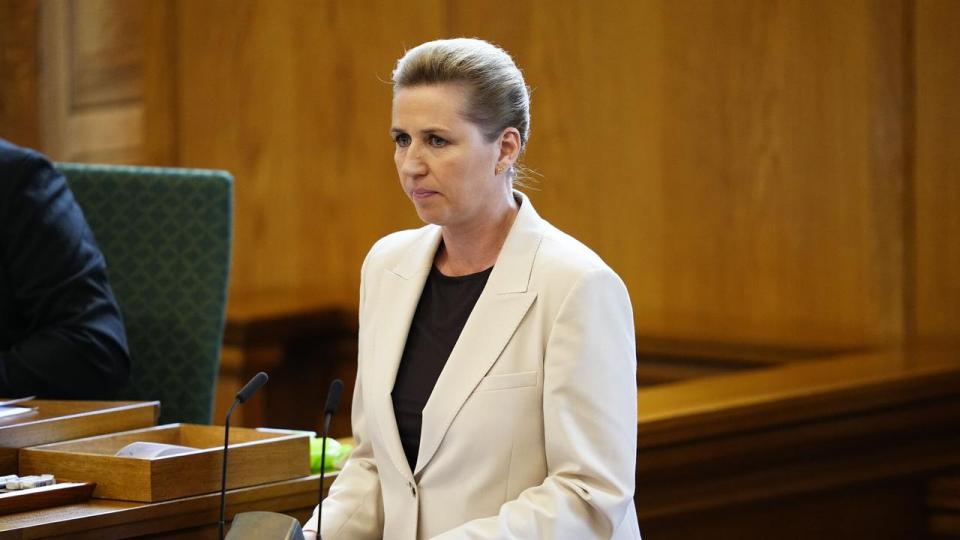 Statsminister Mette Frederiksen (S) siger i sin åbningstale, at demokratiet er under pres og bebuder samtidig en række stramninger af straffe.