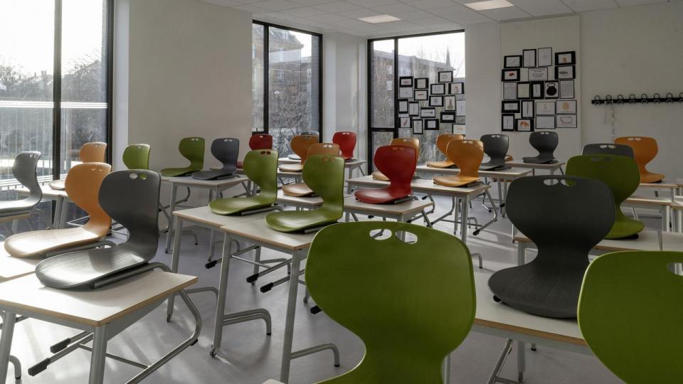 Der er en væsentlig gevinst ved vouchers. Skoler, der enten formår at sænke deres omkostninger og dermed levere det samme for færre penge, eller formår at hæve skolens kvalitet, vil naturligt tjene flere penge.