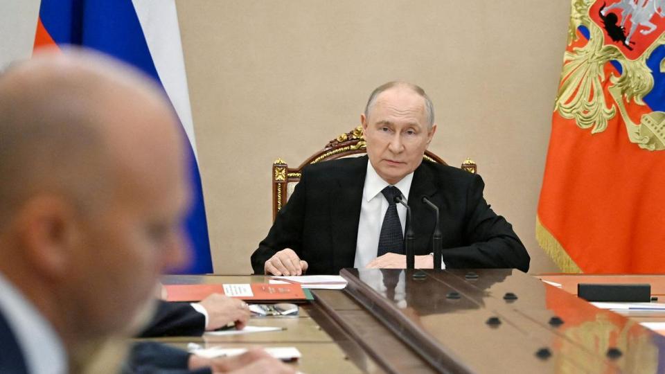 Ruslands præsident Putin får stadigt sværere ved at skjule for russerne, at økonomien skranter gevaldigt