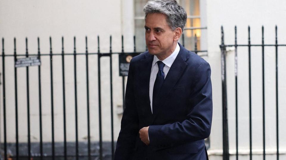 Den britiske udenrigsminister Ed Miliband, som tirsdag deltog i et regeringsmøde i London, har udsendt en fælleserklæring fra 12 lande, herunder Danmark, som støtter indførsel af handelsrestriktioner med israelske bosætteres varer. 