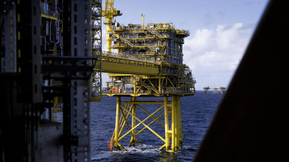 Den danske regering åbner en dør på klem for at forlænge licenser til udvinding af olie og gas, så de løber til 2050 frem for 2042.