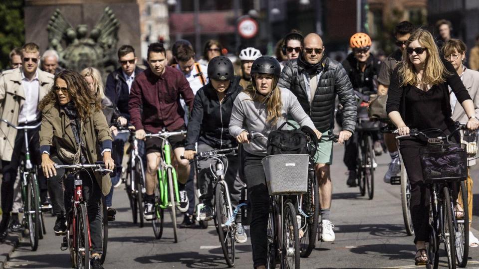 Cyklister ved Dronning Louises Bro i København.