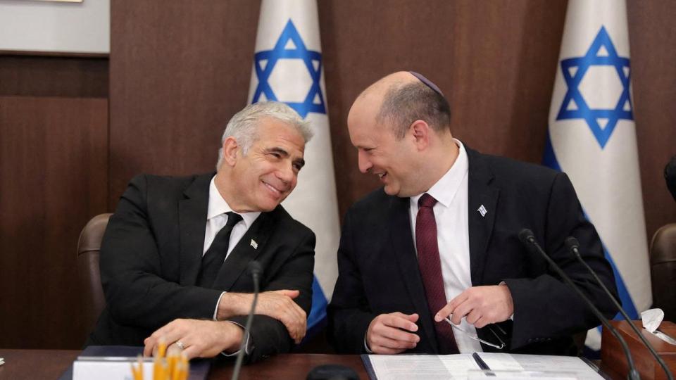 I 2021 lykkedes det Naftali Bennett og Yair Lapid at vælte Netanyahu og danne regering. Samarbejdet kollapsede dog efter blot 18 måneder, og Netanyahu genindtog magten. 