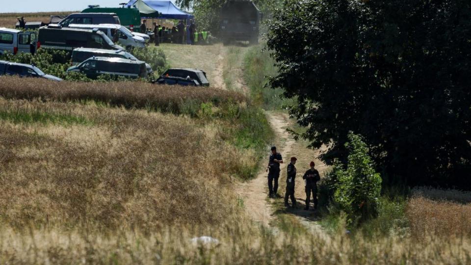 Medlemmer af militæret og beredskabstjenesterne nær et krater på en mark efterladt af en uidentificeret genstand, der ifølge Polens premierminister Donald Tusk ser ud til at være et russisk missil.
