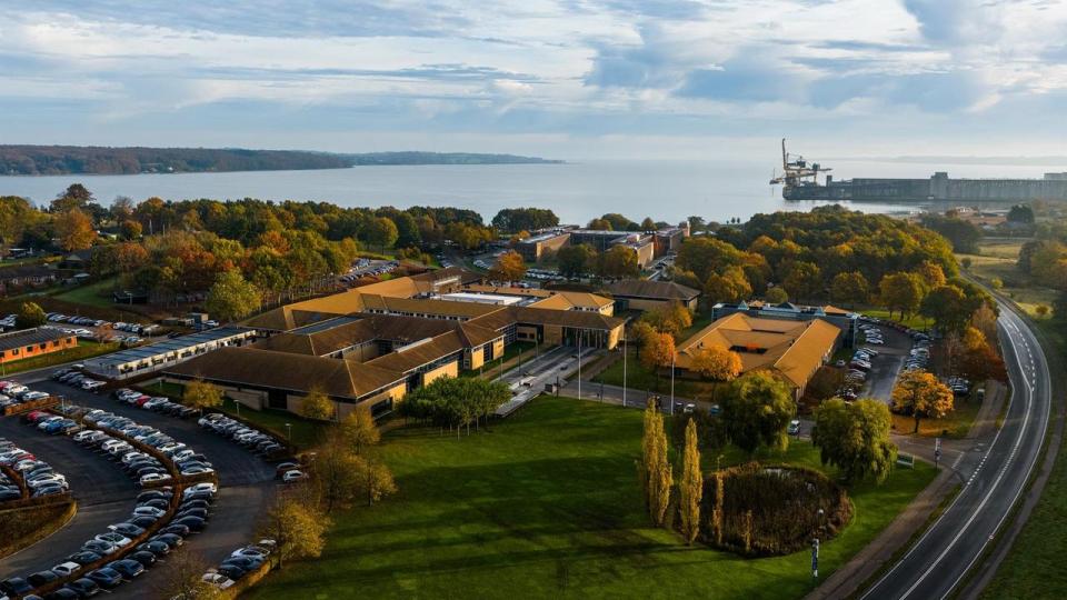 Hovedkontoret for AL Sydbank er Sydbanks gamle kontor i Aabenraa.