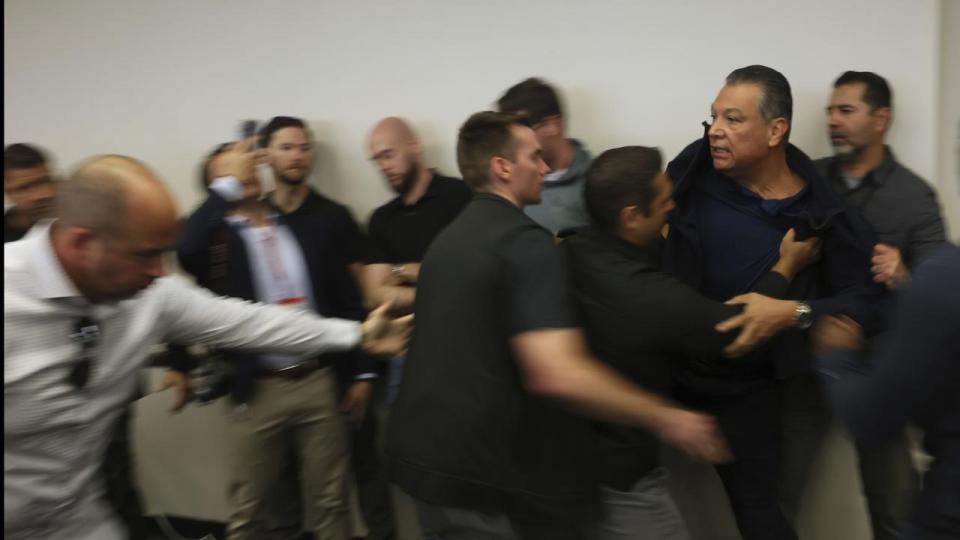 Senator blev fjernet med magt under pressemøde om Los Angeles-protester.