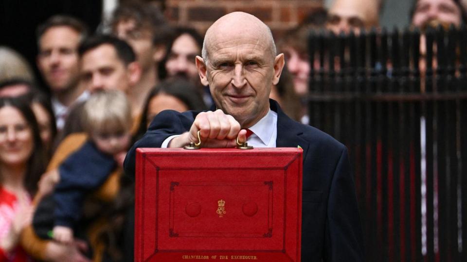 Storbritanniens finansminister, John Healey, viser den traditionsrige røde budgetmappe frem foran Downing Street 11 i London, inden han onsdag fremlægger sit første finanslovsudspil under premierminister Andy Burnhams regering.