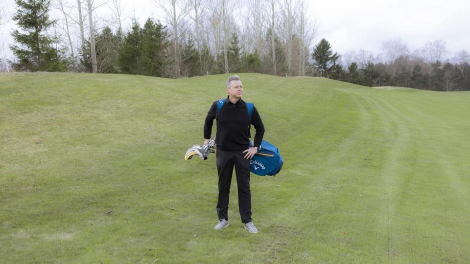 Søren Heilmann er stifter af virksomheden Weplayagain, der sælger brugt golfudstyr. Stifteren anerkender, at forretningsmodellen er med til at pushe salg af ikkebrugte varer.