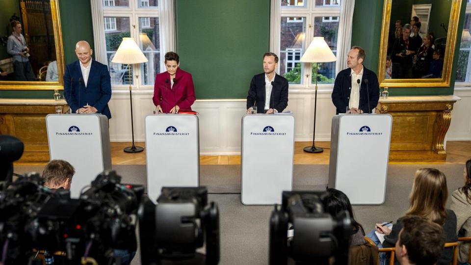 Regeringens fire økonomiske ministre præsenterede fredag deres fælles bud på en finanslov. Loftet over rentefradraget er dog kun aftalt til 2030. 