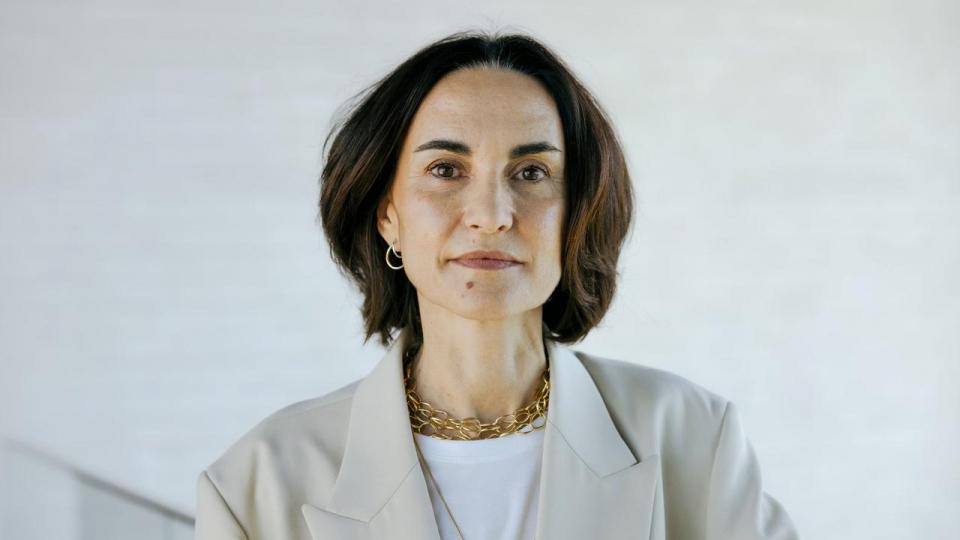 Op mod 7000 mennesker vil komme til at arbejde på Pandoras fabrik i Vietnam, når den er fuldt indfaset. Fabrikken er et tegn på Pandoras tro på fremtiden, siger Berta de Pablos-Barbier, adm. direktør i Pandora. 