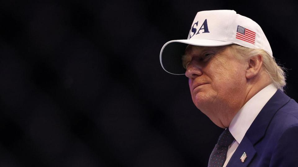 Adskillige meningsmålinger viser, at Trumps opbakning i USA er lav. Det er særligt de stadig høje leveomkostninger, der frustrerer amerikanerne.