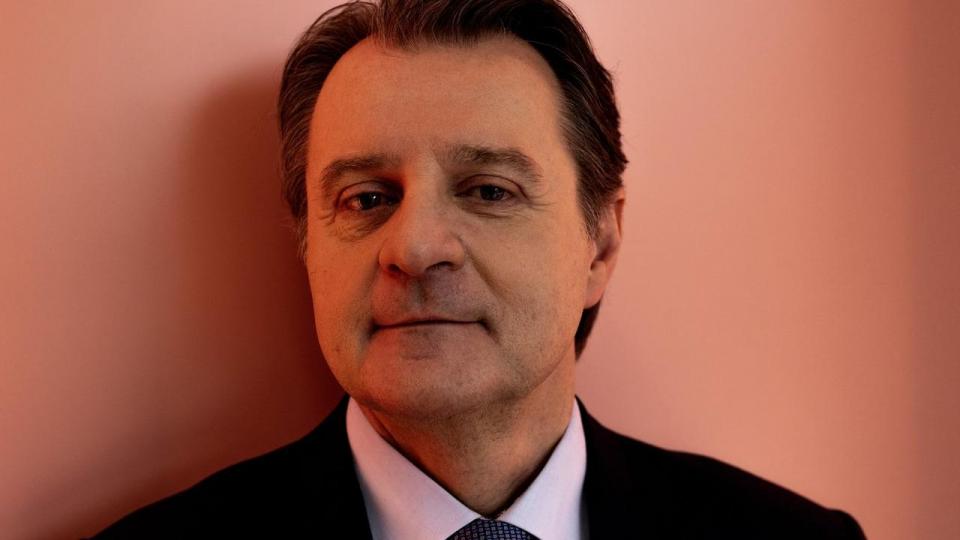 Efter næsten syv år som adm. direktør i Pandora stoppede Alexander Lacik på posten med udgangen af 2025. Her overlod han chefstolen til Berta de Pablos-Barbier.