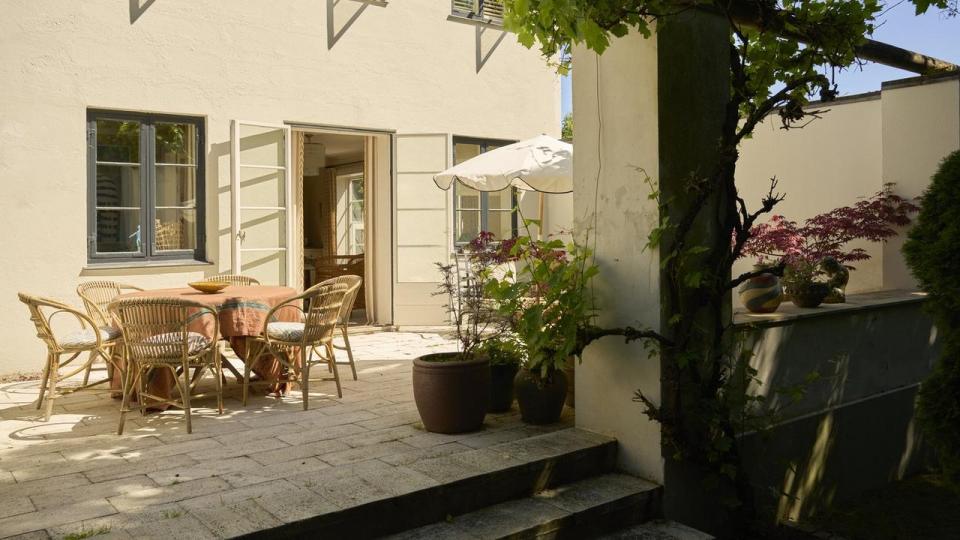Vi er i Hellerup, men som Jannik Martensen-Larsen siger, hersker der en stemning af Italien ved huset. Den store stenterrasse, hvor der er udgang til fra både spisestue og stue. Stolene, Robert Outdoor Chair designet af Robert Wengler, er fra Sika.