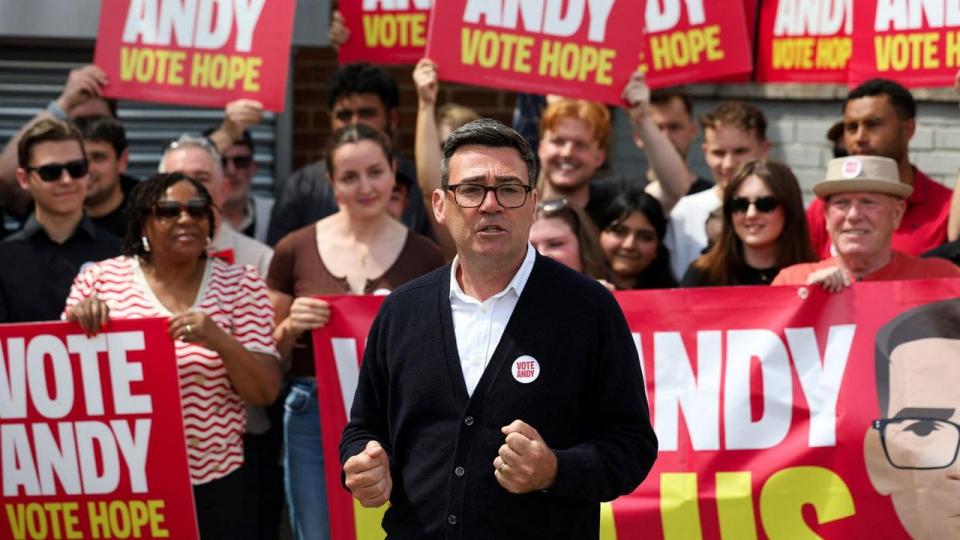 Da resultaterne tikkede ind natten til fredag, stod det klart, at Andy Burnham igen er valgt til det britiske parlament for Labour efter en sikker sejr over højrepartiet Reform UK.