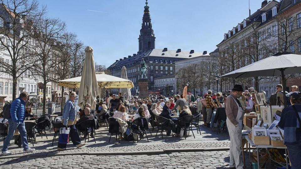 Forbrugerne forventer stadig at kunne svinge betalingskortet uden at skulle vende hver en krone de næste par år. Men troen på dansk økonomi er omvendt noget lavere, viser en måling.