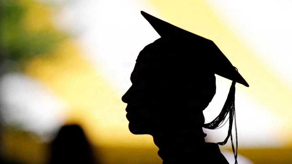 Universiteterne skal vende tilbage til deres primære formål: at udvikle og nøje bedømme den enkeltes evner. 