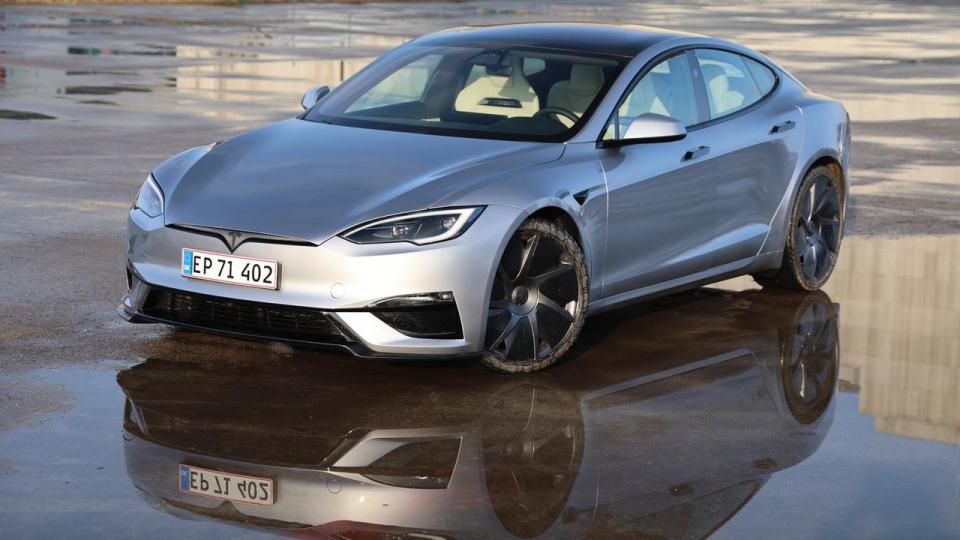 Der er få biler på markedet med så voldsomme kræfter som Tesla Model S Plaid – det er en fed fornemmelse at køre rundt med i maven.