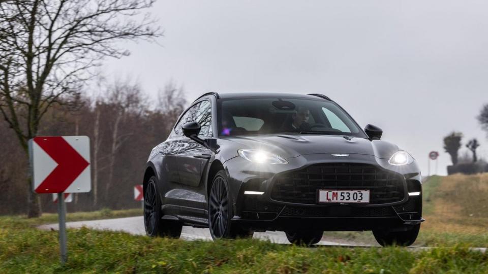 Man kan genkende 2026-modelårgangen af DBX S på den større frontgrill, en ny diffuser bagtil og fire stablede afgangsrør.