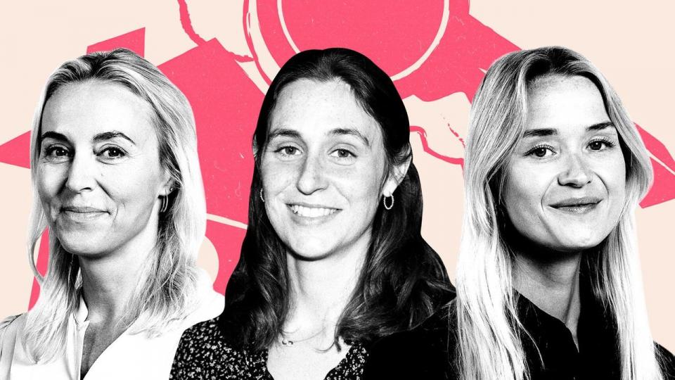 Værterne Katrine Søndermark (t.h.) og Mira Lie Nielsen (t.v.) taler med ejendomsmægler Nathalie Fabos (i midten) om fælles køb af sommerhuse.
