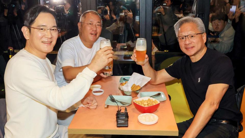 Jensen Huang (t.h.), adm. direktør i Nvidia, Lee Jae-yong (t.v.), bestyrelsesformand i Samsung, og Chung Eui-sun, adm. direktør i bilkoncernen Hyundai, på restauranten Kkanbu Chicken i Seoul.