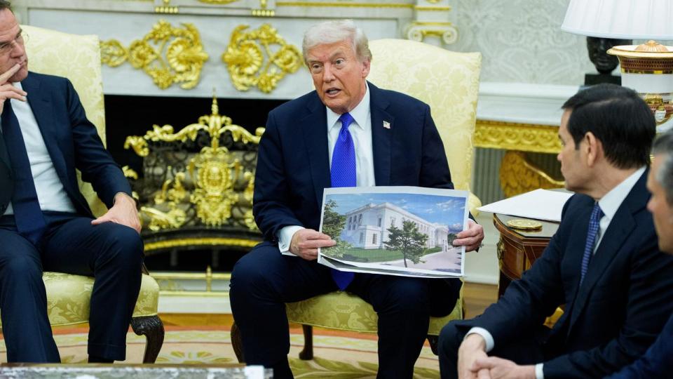 Donald Trump viste billeder af balsalen, da han havde besøg af Natos generalsekretær, Mark Rutte, i efteråret.