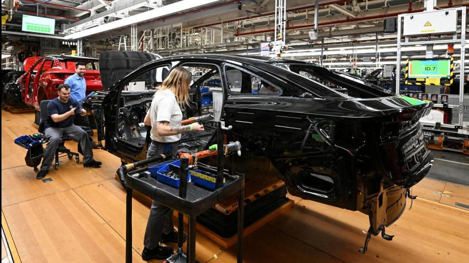 En DI-analyse sidste år viste, at fire af ti danske leverandører til den tyske automobilindustri har tabt omsætning. Her er der gang i montage på en elbil på en VW-produktionslinje i Emden.