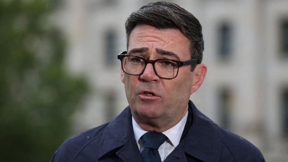 Den britiske premierminister, Andy Burnham, har opbakning fra 28 lande i påstand om iransk involvering i basehændelse. Fra iransk side afvises påstanden dog totalt.