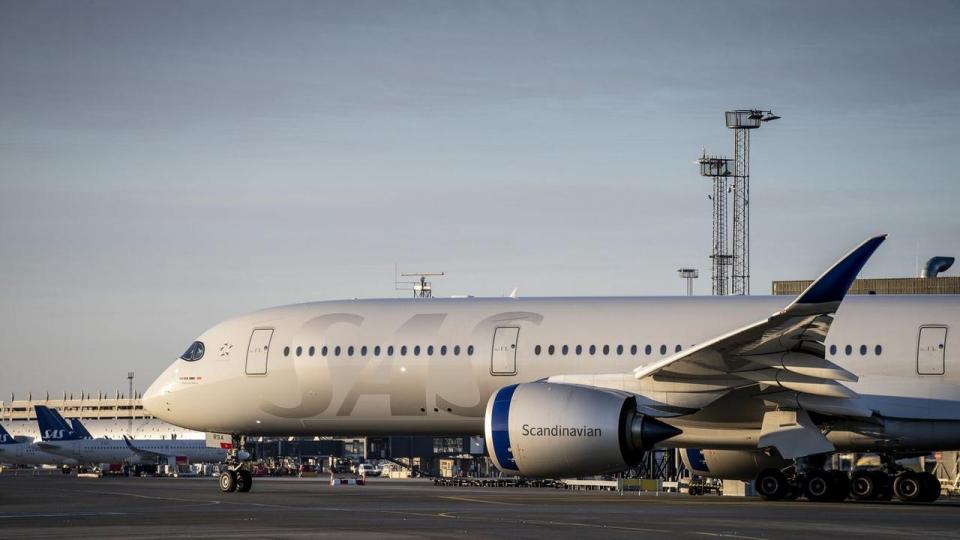 Luftfartsanalytiker Hans Jørgen Elnæs vurderer over for Finans, at SAS til og med maj vil have aflyst omkring 2500 flyvninger – få hundrede i marts, omkring 1000 i april og ca. 1200 i maj.