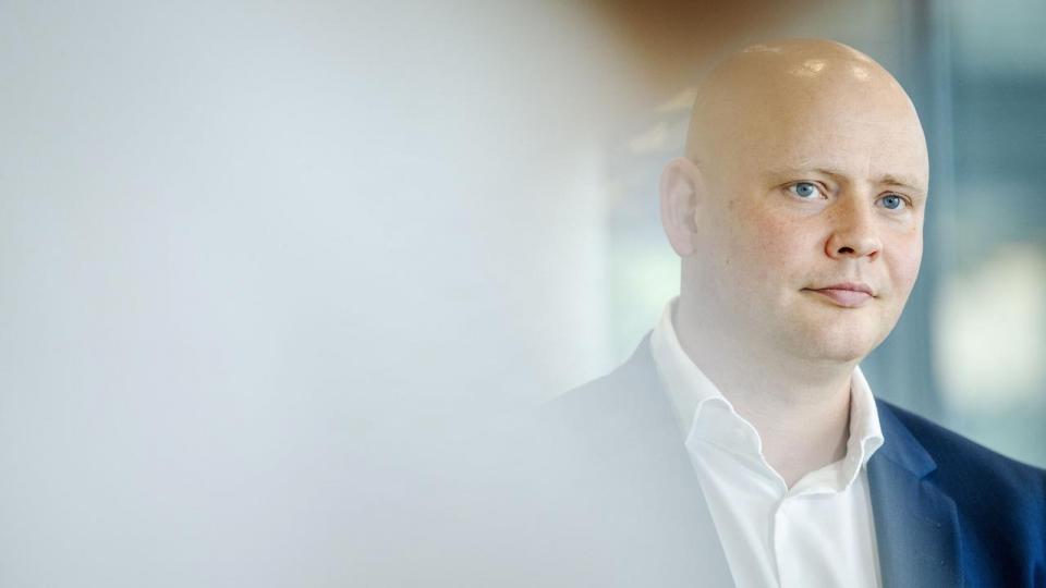 “Jeg bliver oprigtigt forarget over, at man kan gøre menneskelige tragedier til en forretningsmodel,” siger skatte- og vækstminister Jakob Engel-Schmidt (M).
