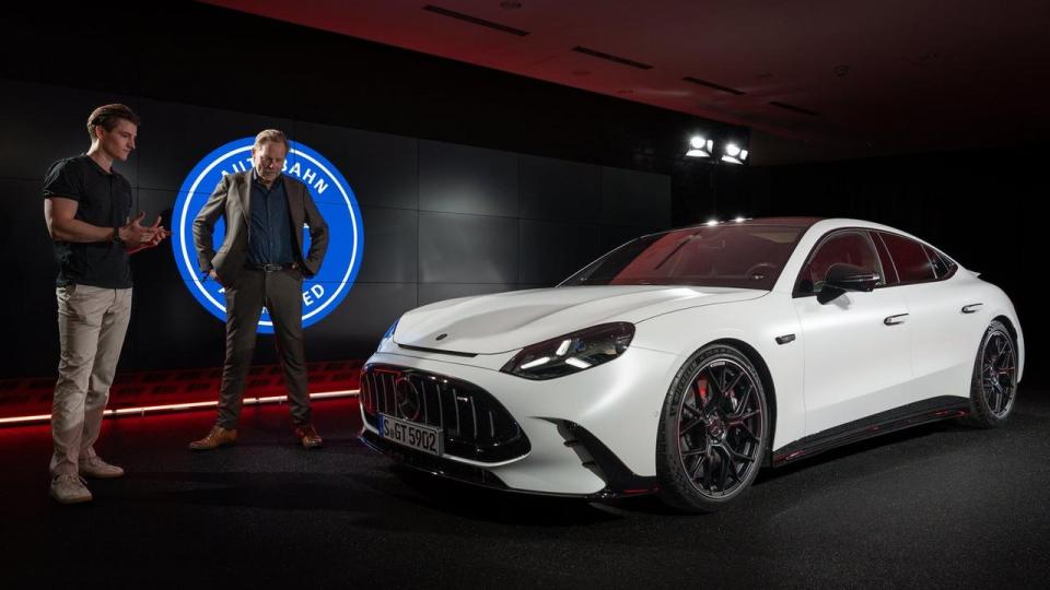 Product Manager Oliver Ganzmann (tv.) har været med på teamet bag den nye model siden 2019. Han lover, at den nye elbil har AMG's sjæl.