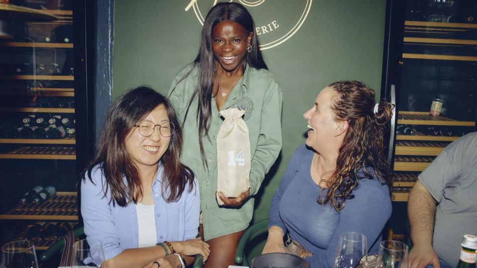 Blindsmagningens vinder afsløres af champagneproducent Yvonne Seier Christensen flankeret af Master of Wine Janice Wang (tv) og sommelier Michelle Hemme Spolum. De var del af Børsens vinpanel, som smagte 35 vine på Møntergade Wine i København. 