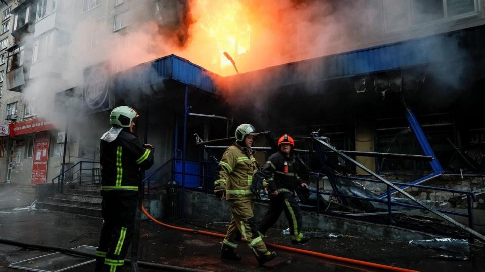 Redningsfolk arbejder lørdag ved en beboelsesejendom  og et supermarket i Kyiv, efter at et russisk angreb fredag dræbte syv personer i hovedstaden.