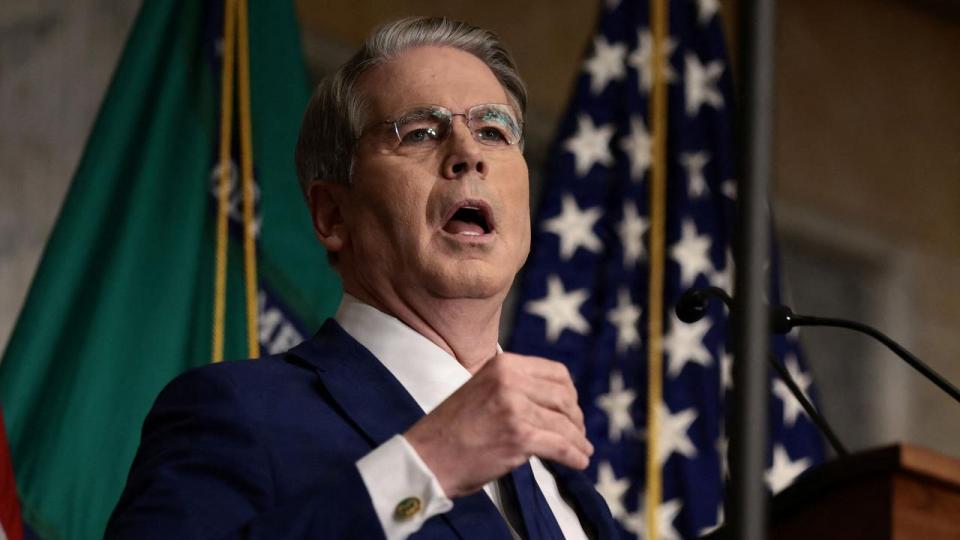 Finansminister Scott Bessent skulle ikke bruge lang tid på at fortælle om USA’s meget vidtgående plan for at kappe alle økonomiske livliner til Iran. For det var ingen enkeltheder i hverken oplægget eller som svar på de få spørgsmål.