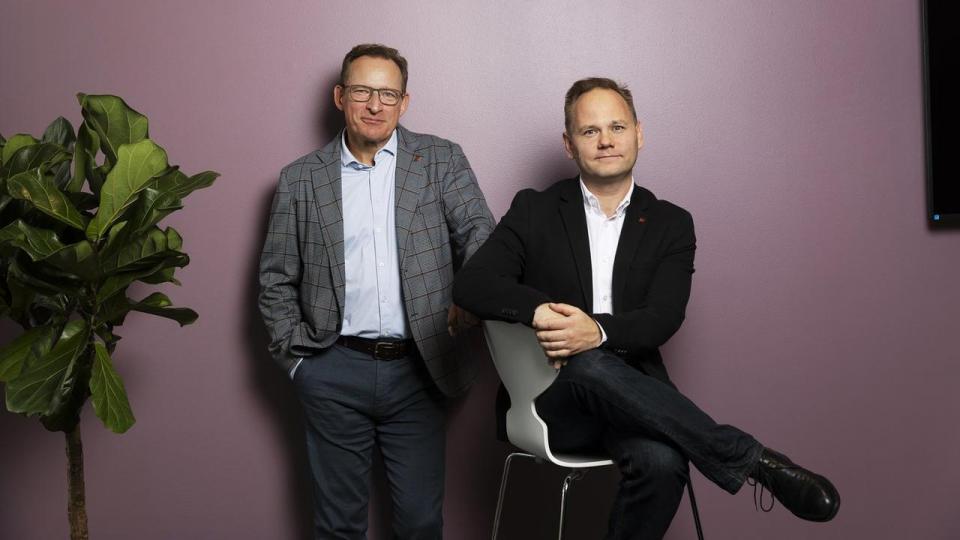 CGI’s René Lykkeskov (tv.), Vice President for Pharma, Utilities, Life & Food Sciences, og Phillip Malcho, Director Consulting Services, advarer om, at aldrende OT-systemer (teknologi, der styrer produktionsudstyr og -processer) kan komme til at koste pharma-industrien mia. i nedbrud og sikkerhedshuller – og understreger, at   kun en gradvis migrering til moderne platforme kan bane vej for AI og sikre konkurrenceevnen.