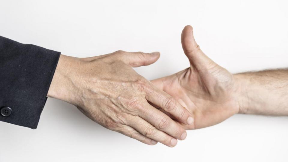 Før man giver håndslag på en ansættelse, skal man sikre sig, at man ved, hvordan en kandidat sandsynligvis vil fungere i jobbet. Det kan man gøre ved at undersøge netop dét, jobbet faktisk kræver gennem test og opgaver.