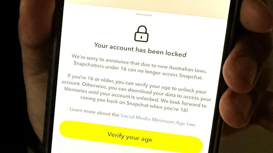 En 13-årig dreng i den australske storby Sydney viser på sin telefon, at han er blevet lukket ude af det sociale medie Snapchat som følge af et forbud for børn under 16 år.