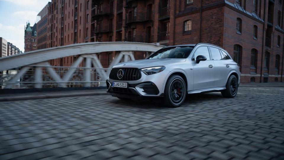 Hightech sølv metallak koster 12.315 kr., mens 20” AMG fælge fås fra 17.364 kr. Bilen er i Danmark nu.