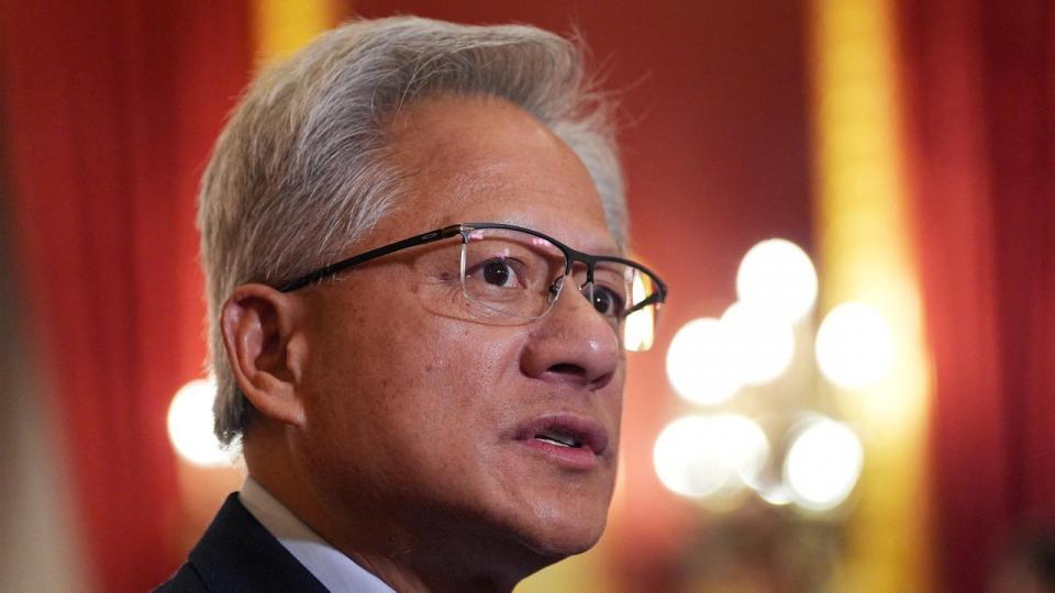 Selvom Nvidias topchef, Jensen Huang, onsdag fik beroliget investorerne med hensyn til efterspørgslen efter AI, falder aktien torsdag.